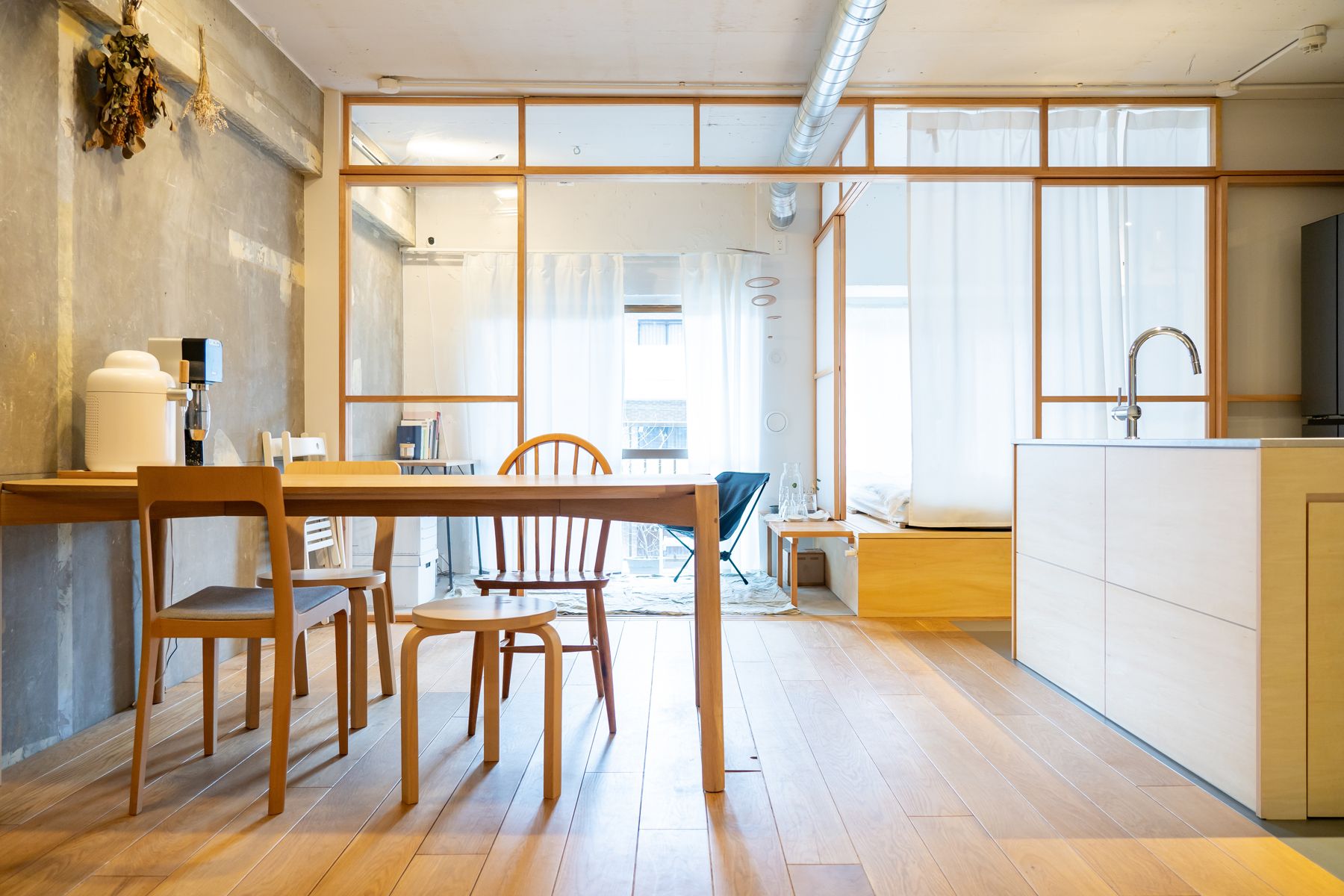 木の建具とコンクリートを活かしたリノベーション後のダイニング